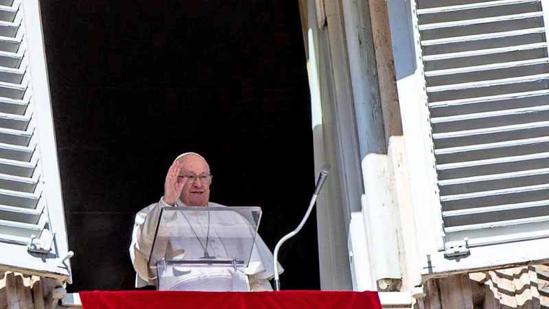 Papa Francisco reaparece tras superar una gripa y encabeza rezo en el palco de El Vaticano