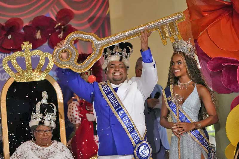 No importa el desorden: Arranca el Carnaval de Río de Janeiro con la coronación del Rey Momo