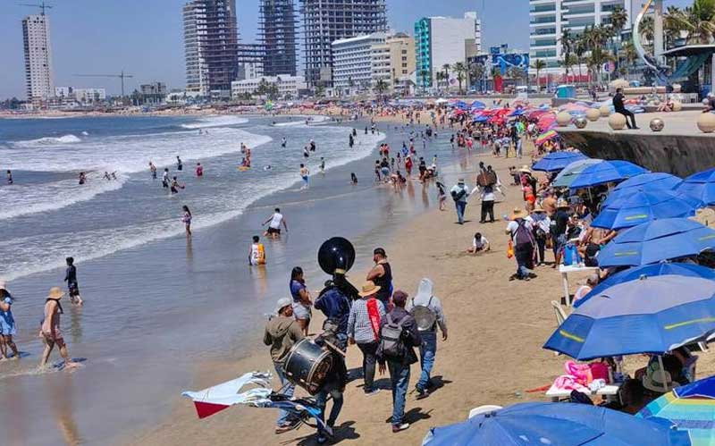 Músicos trabajarán hasta las 10 de la noche en la playa de Mazatlán