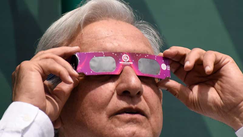 El Presidente presencia un evento celestial: Eclipse solar total en Mazatlán