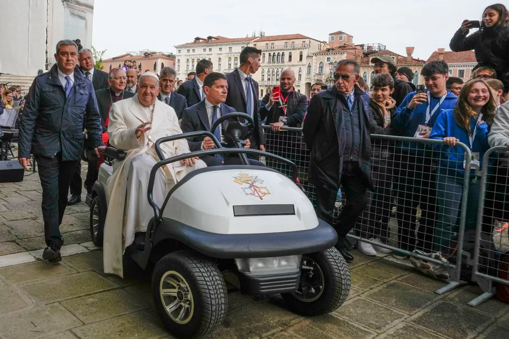 Primera visita de un Papa a la Bienal de Venecia: 'Hay que liberar el mundo de desigualdad'