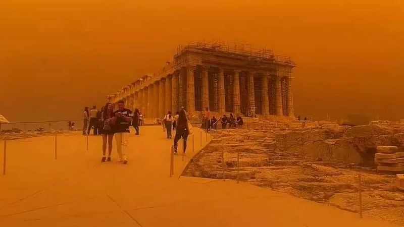 Polvo del Sahara cubre en un manto rojo a Atenas, ¿Cuándo podría llegar a México?