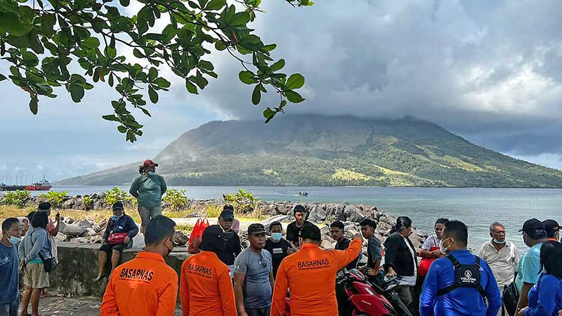 Emiten alerta de Tsunami en Indonesia tras erupción de volcán