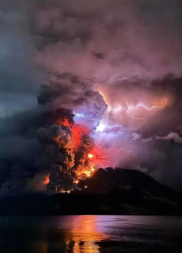 Entra en erupción volcán en Indonesia; evacuan a casi mil personas