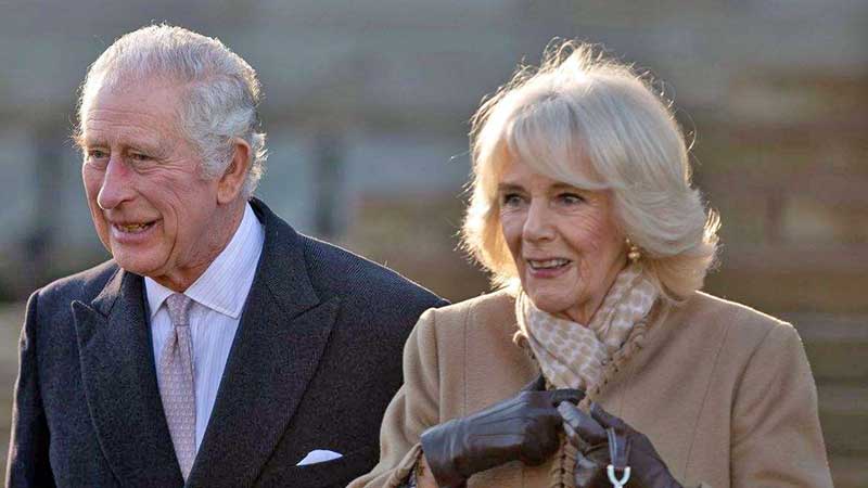 El rey Carlos III, sonriente y muy unido a la reina Camilla en un día muy especial para el monarca