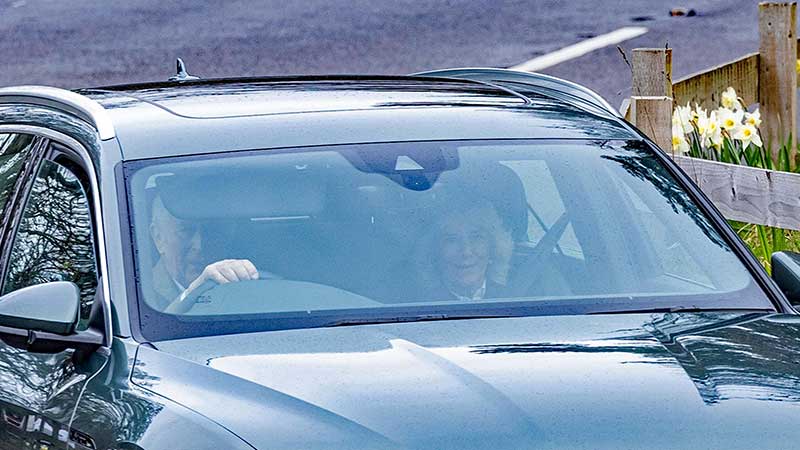 El rey Carlos III, sonriente y muy unido a la reina Camilla en un día muy especial para el monarca