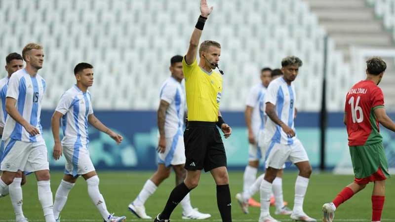 Argentina cae en debut en JO tras 2 horas por gol anulado