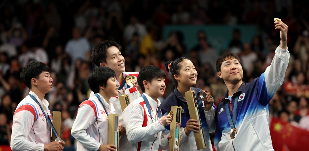 La icónica selfie ‘de la paz’ en París 2024: premiación de tenis de mesa deja histórica foto entre Corea del Sur, Corea del Norte y China