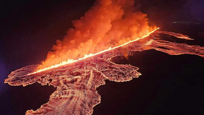 Se extiende erupción volcánica en Islandia tras aparición de una segunda fisura