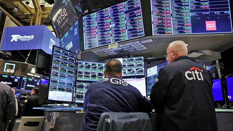 Wall Street baja con fuerza por temores sobre economía de EU