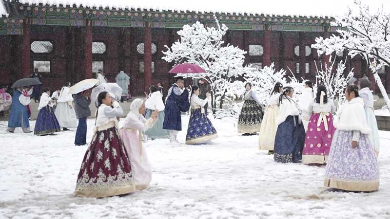 La mayor tormenta de nieve de noviembre en medio siglo cubre Seúl y cancela vuelos